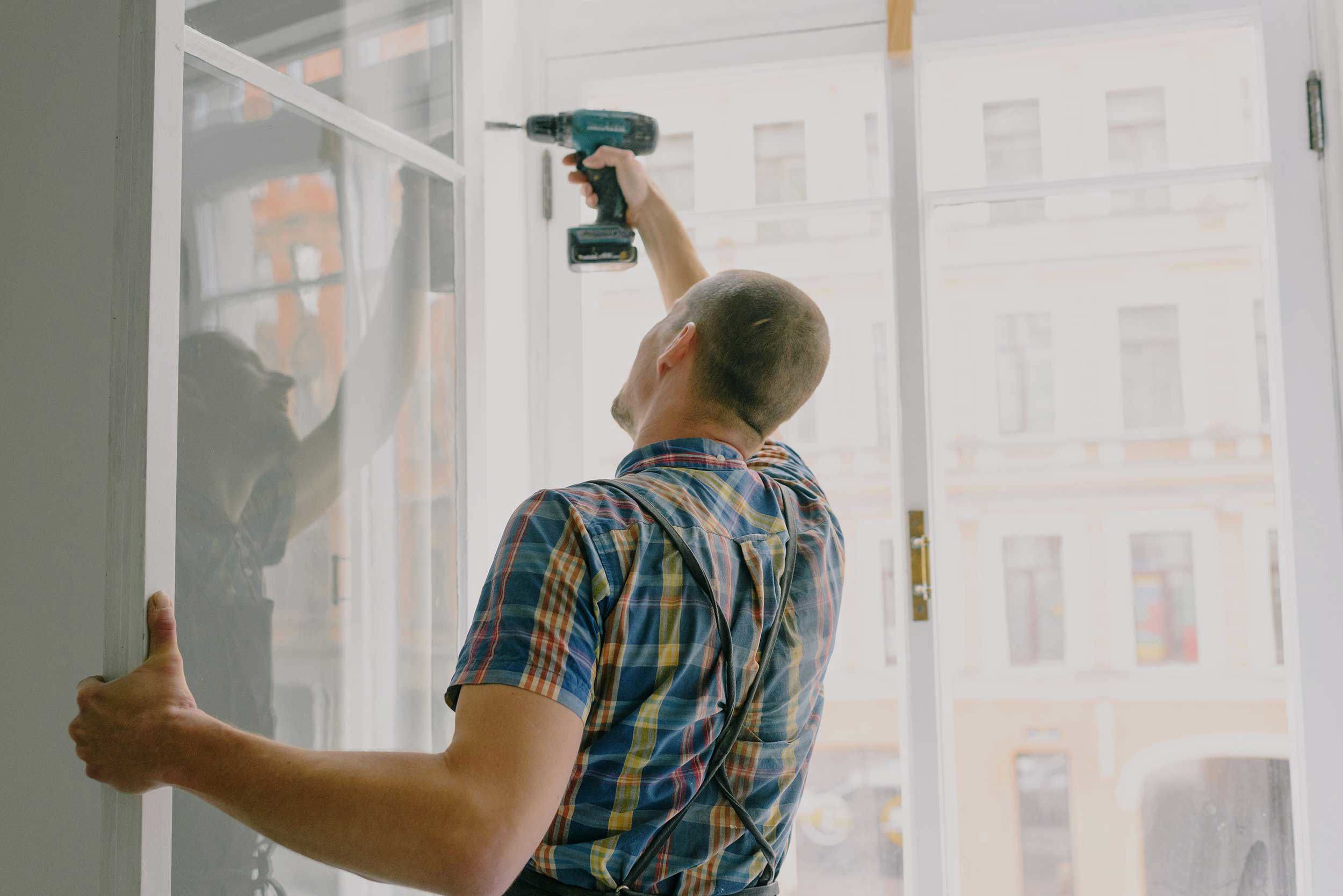 Rotavdrag - renovering, man som skruvar upp fönster